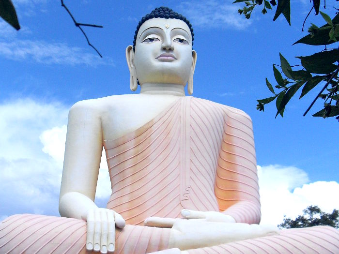 Buddhastatue in der Tempelanlage am Kande Vihara